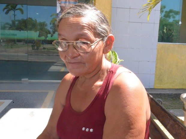 A mãe de silva, a dona de casa Anézia da Silva, de 53 anos, disse que o filho está revoltado por ter perdido um olho (Foto: Anny Barbosa/G1)