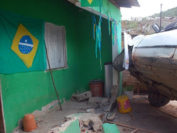 Carro atingiu a frente da casa, destruiu uma mureta e causou rachaduras na parede. (Foto: Hígor Silva/JG40graus)