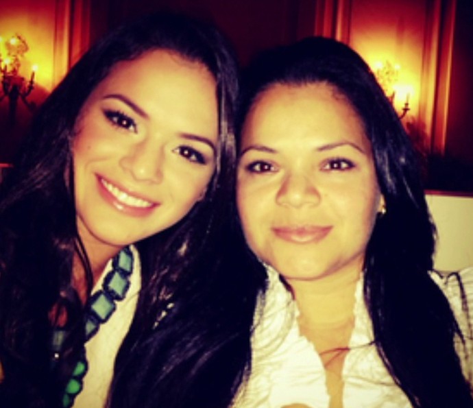 Irmãs? Parece, mas é Bruna Marquezine e a mãe (Foto: TV Globo)