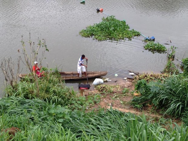 Dragueiros percorreram o rio e encontraram outros sacos com partes do corpo (Foto: Gilcilene Araújo/G1)