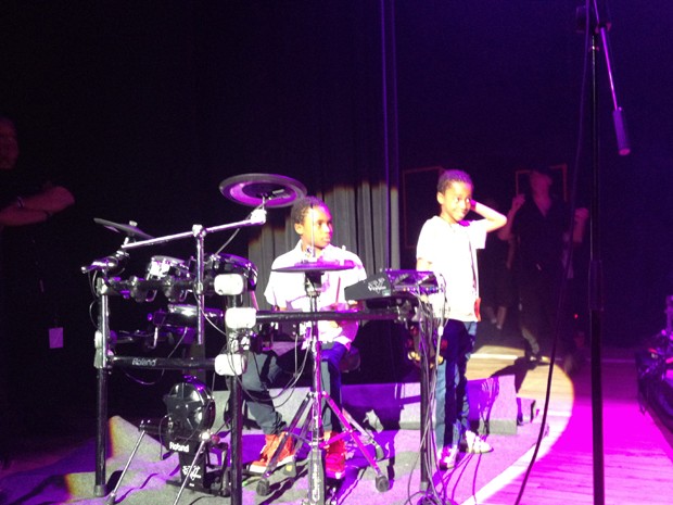 Filhos de 11 e 7 anos de Stevie Wonder tocaram bateria ao final do show  (Foto: Renata Soares/G1)