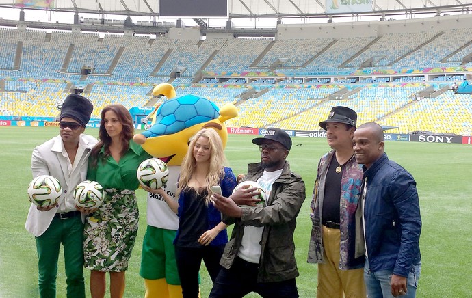 Shakira, Ivete Sangalo, Carlinhos Brown e Alexandre Pirez gramado do maracanã (Foto: Alexandre Alliatti) Shakira, Ivete Sangalo, Carlinhos Brown e Alexandre Pirez gramado do maracanã (Foto: Alexandre Alliatti)