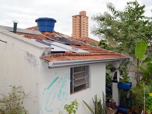 Placas solares ao lado de &#39;aquecedor&#39; de água para banho, Piracicaba (Foto: Thomaz Fernandes/G1)