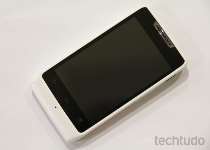 O Motorola Razr D1 não tem uma tela com boa resolução (Foto: Marlon Câmara/TechTudo) O Motorola Razr D1 não tem uma tela com boa resolução (Foto: Marlon Câmara/TechTudo)