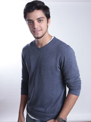 Rodrigo Simas caracterizado como o universitário Bruno (Foto: Malhação / Tv Globo)