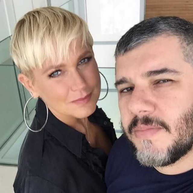 Xuxa mostrou a make feita por Tom Reis para a coletiva (Foto: Reprodução/Instagram)