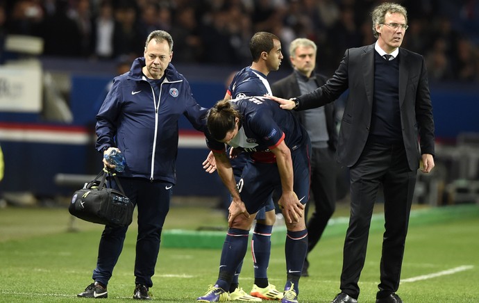 Ibrahimovic sai de campo sentindo lesão (Foto: AFP)
