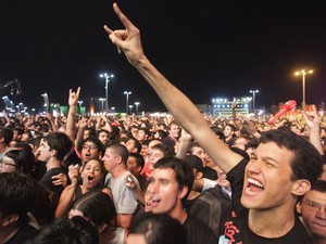 Público se empolga com o show cheio de hits de The Offspring (Foto: Fernando Souza/Agência O Dia/Estadão Conteúdo)