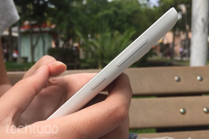 Detalhe da lateral do Lumia 535 (Foto: Lucas Mendes/TechTudo) Detalhe da lateral do Lumia 535 (Foto: Lucas Mendes/TechTudo)