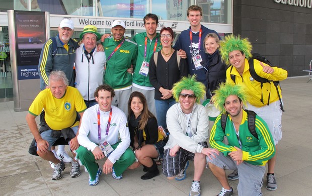 Seleção masculina de basquete com as famílias (Foto: Gabriele Lomba/ GLOBOESPORTE.COM)