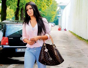 Renata esposa de Breno no presídio (Foto: Reprodução / Bild.de)