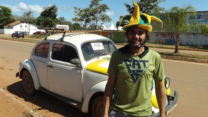 Metade do Fusca continua com a cor original (Foto: Dayanne Saldanha)