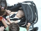Mel Lisboa é fotografada com os filhos em aeroporto