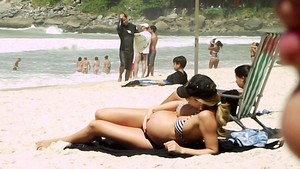 Enquanto Cauã surfa, Grazi desfila 
seu barrigão de 7 meses nas areias (Dilson Silva/AgNews)