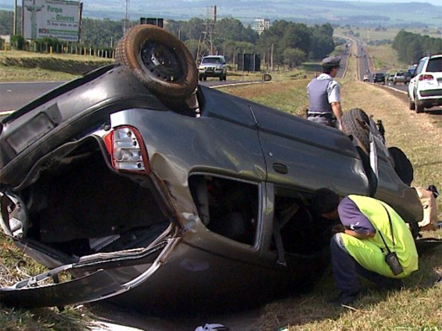 G1 - Carro Capota E Deixa Criança E Dois Adultos Feridos Em Estado ...