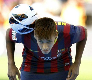 Neymar; durante sua apresentação como jogador do Barcelona (Foto: Agência EFE)