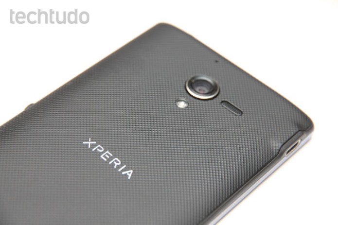 Traseira do Xperia ZQ: acabamento garante uma boa "pegada" (Foto: Allan Melo/TechTudo) Traseira do Xperia ZQ: acabamento garante uma boa "pegada" (Foto: Allan Melo/TechTudo)