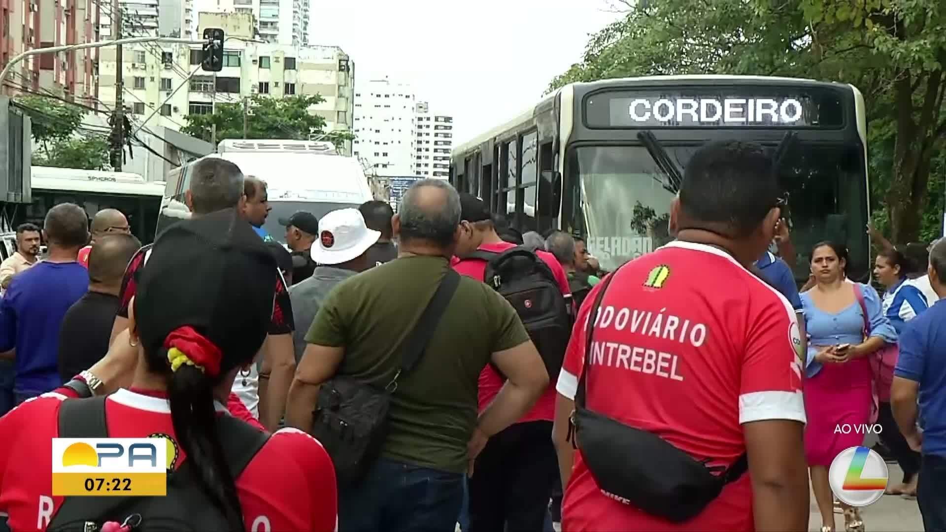 Protesto de rodoviários causa interdição na avenida Almirante Barroso em Belém​‌​
