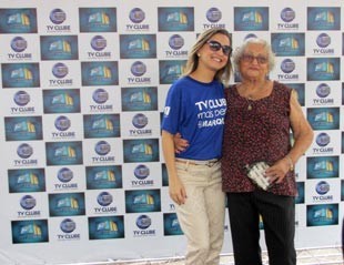 Aline Moreira, apresentadora do Piauí TV 1ª edição, ao lado da aposentada Eva  (Foto: Katylenin França/TV Clube)