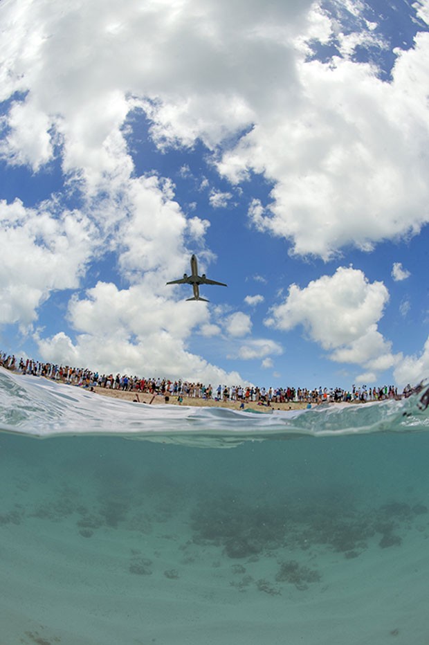 Turistas se reúnem na praia de Maho para ver e fotografar aviões sobrevoando baixo a ilha (Foto: Daniel Botelho/Divulgação)