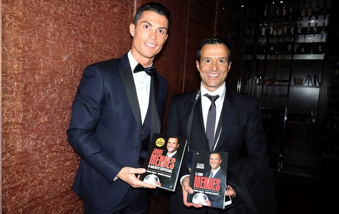 Cristiano Ronaldo e Jorge Mendes com o livro do Jorge Mendes (Foto: Reprodução/ Facebook)