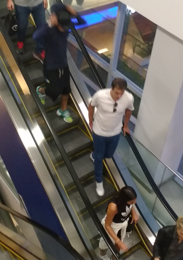 Neymar veste capuz e segue na escada atrás de Bruna Marquezine (Foto: Anderson Dezan / EGO)