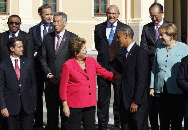 Dilma cumprimenta Obama ao lado de outros líderes mundiais no encontro do G20 (Foto: Kote Rodrigo/EFE)