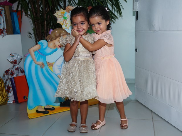 Izabella e Helena, filhas gmeas do cantor Lucinao, em festa em So Paulo (Foto: Manuela Scarpa e Marcos Ribas/ Foto Rio News)