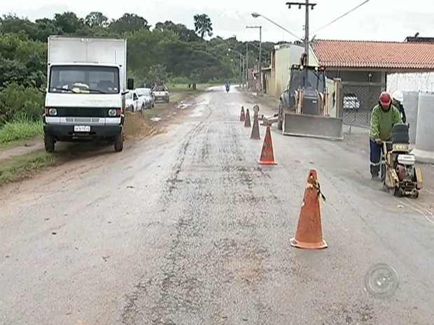 Via está interditada para implantação de galerias pluviais (Foto: Reprodução/ TV TEM)