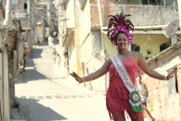 Fabiana Oliveira em uma das ruas do morro da Mangueira, na Zona Norte do Rio (Foto: Isac Luz/EGO)