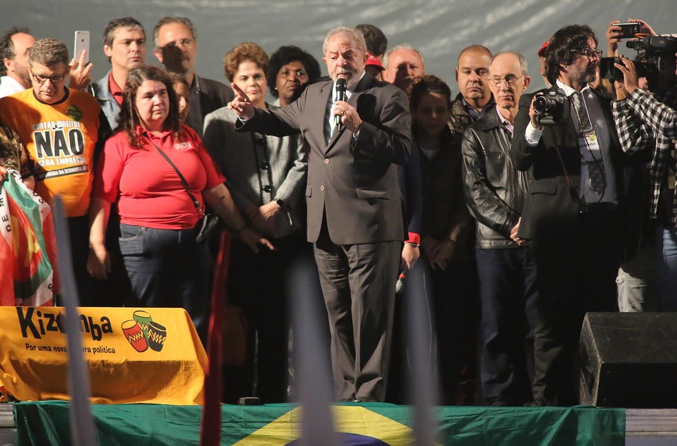Lula discursa em ato no centro de Curitiba (Foto: Giuliano Gomes/PRPress)