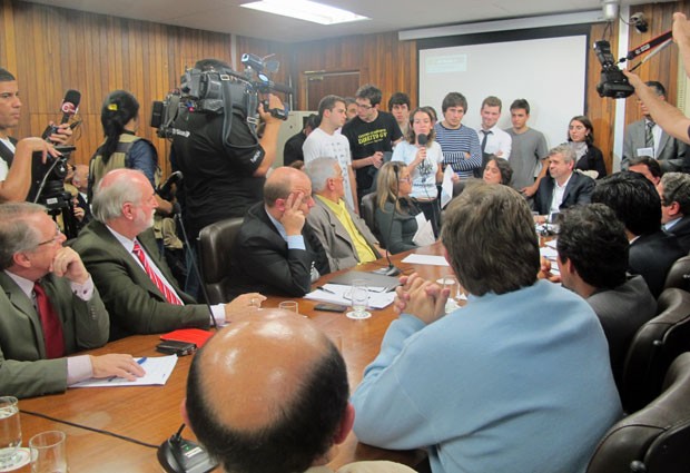 Vereadores de São Paulo param para escutar discurso de Mayara Vivian na Câmara (Foto: Ana Carolina Moreno/G1)