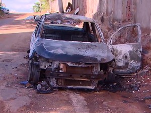 Carros carbonizados foram encontrados em Pirajá, em Salvador. Bahia (Foto: Reprodução/ TV Bahia) Carros carbonizados foram encontrados em Pirajá, em Salvador. Bahia (Foto: Reprodução/ TV Bahia)