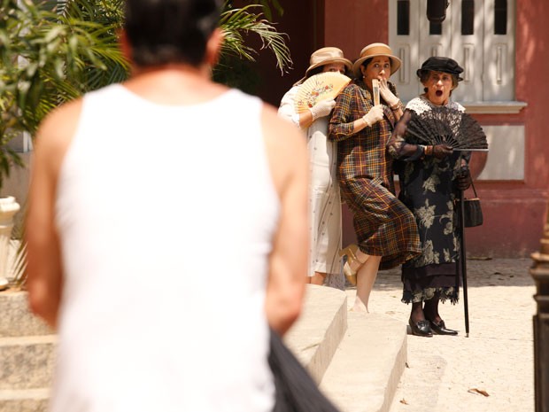 Beatas ficam escandalizadas ao ver Tonico de cuecas (Foto: Gabriela / TV Globo)