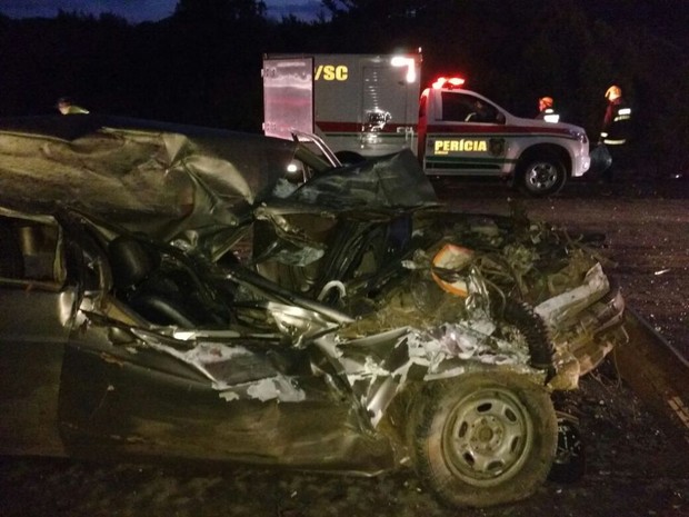 Carro envolvido em acidente em que 5 morreram ficou destruído (Foto: Atual FM)