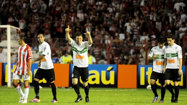 Leonardo comemora o segundo gol do Coritiba (Foto: Aldo Carneiro / Pernambuco Press)