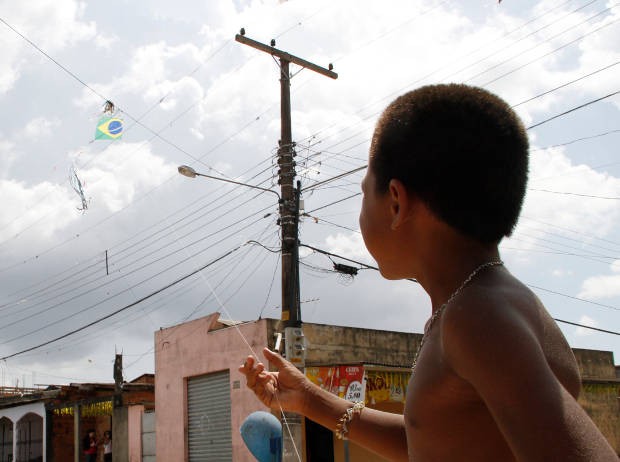 Crianças devem evitar empinar pipas perto da rede de energia (Foto: Elivaldo Pamplona/O Liberal)
