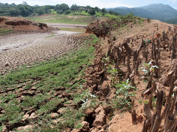 Vista da Represa Jaguari, na cidade de   Vargem, no interior de São Paulo, onde   o índice que mede o volume de água   armazenado no Sistema Cantareira   registrou 11,96% da capacidade total   dos seus reservatórios, nesta quinta-feira (10) (Foto: Denny Cesare/Código19/Estadão Conteúdo)