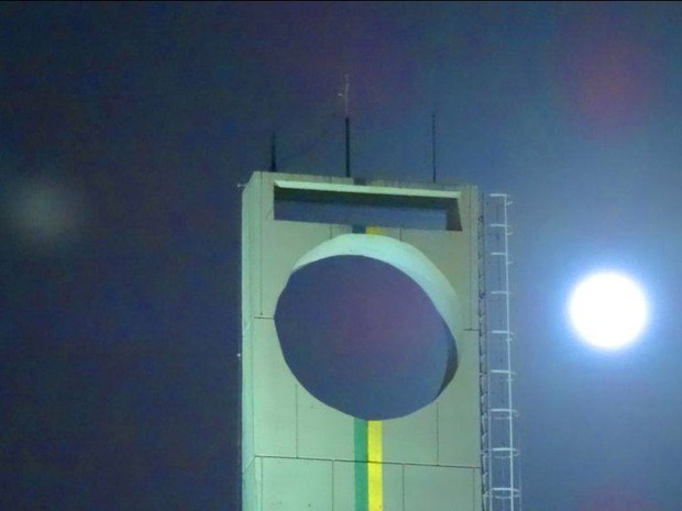 Fotografia mais próxima da lua se aproximando do obelisco (Foto: Juvenal Canto/Arquivo Pessoal)