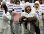 Ato em Paris protesta contra loja de roupas que usa pele de animais (Pierre Andrieu/ AFP)