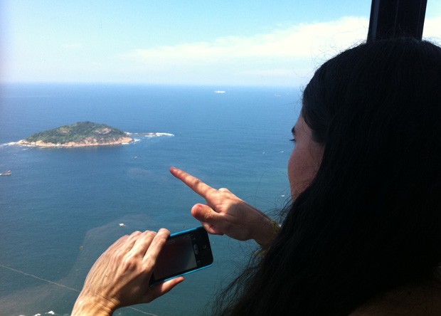 Yoani observa o mar e a Ilha de Cotunduba do bondnho do Pão de Açúcar (Foto: João Bandeira de Mello/G1)