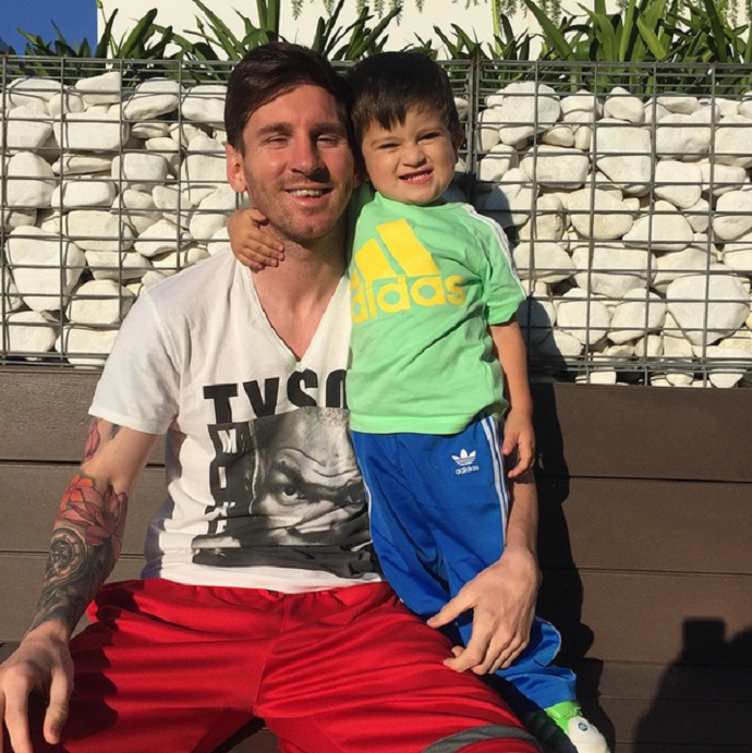 Messi joga bola com filho após título espanhol do Barcelona Blog Brasil Mundial FC