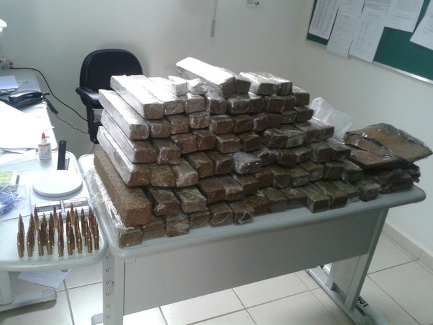 Policiais encontraram 65 Kg de droga com dupla em Lorena (Foto: Divulgação/ Polícia Civil)