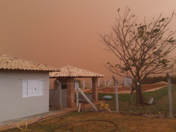 Em Potirendaba, vento e muita poeira assustou moradores (Foto: Luiz Marcos / TEM Você)