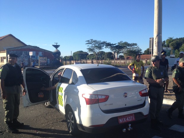 Taxista tentou furar o protesto e foi hostilizado (Foto: Ellyo Teixeira)