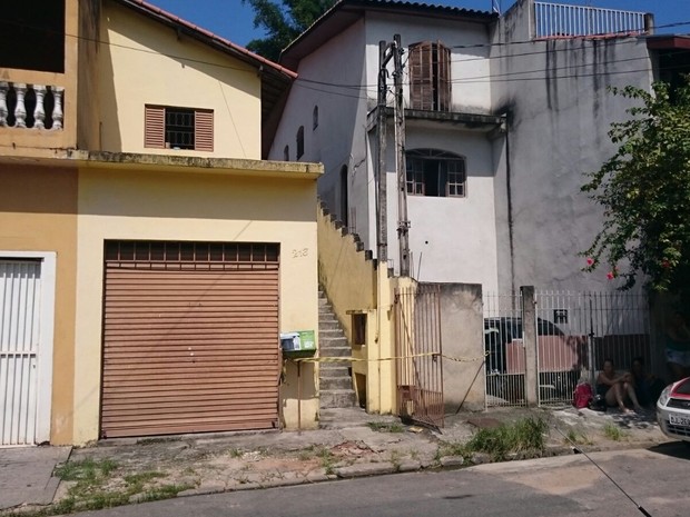 Casa onde a mulher foi morta em Jacareí foi isolada para o trabalho da perícia (Foto: Lucas Rangel/ TV Vanguarda)