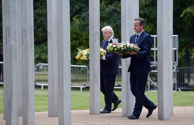 O primeiro-ministro britânico, David Cameron, e o prefeito de Londres, Boris Johnson, participaram nesta terça-feira (7) de cerimônia depositando flores no monumento do Hyde Park em homenagem às vítimas dos atentados de 2005 (Foto: Anthony Devlin/AFP)