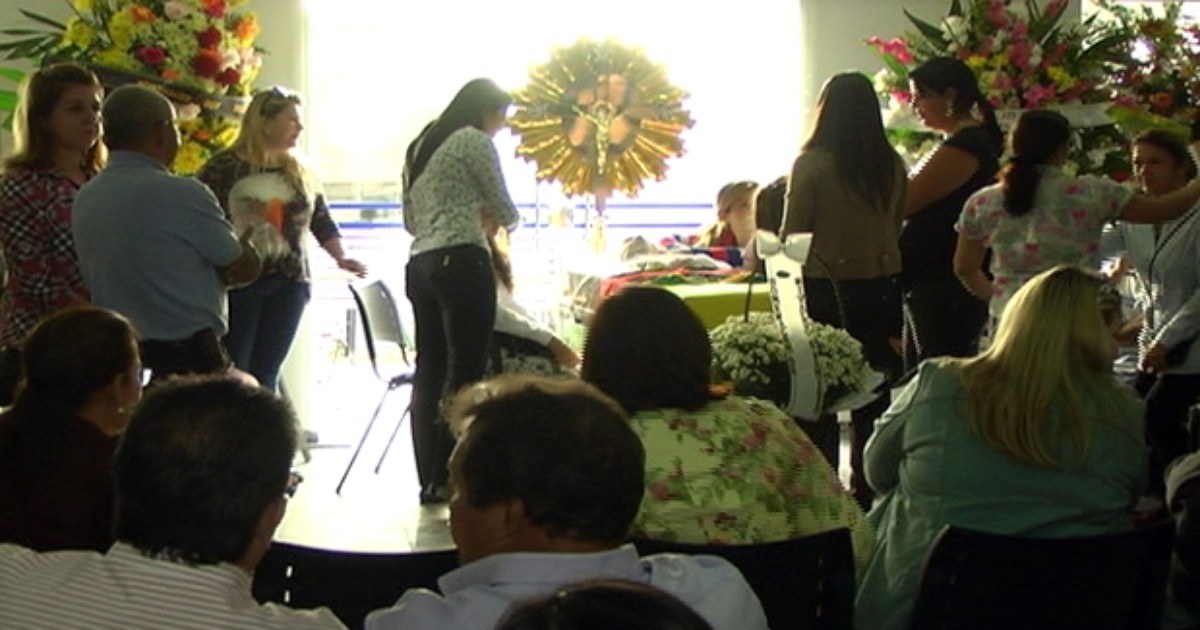 G1 Velório de sertanejo Dombar atrai centenas de pessoas em Votuporanga notícias em Rio G1 Velório de sertanejo Dombar atrai centenas de pessoas em Votuporanga notícias em Rio