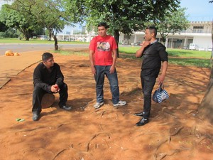 Rodrigo do Carmo e o grupo de amigos voltam de festa de réveillon em Brasília às 10 da manhã (Foto: Vítor Matos/G1)