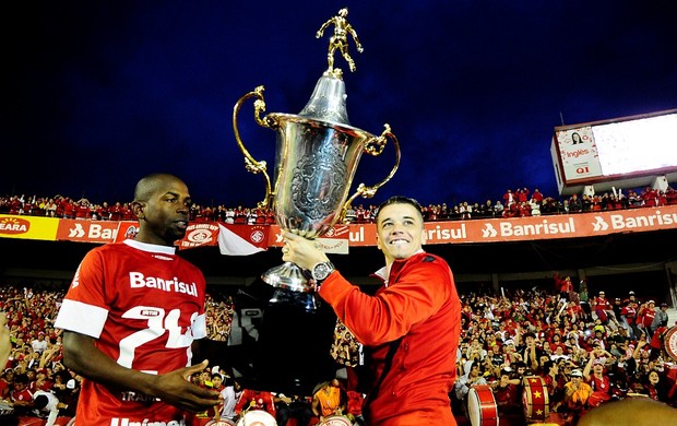 Sandro Silva comemora com D'Alessandro a conquista da Farroupilha (Foto: Alexandre Lopes / Inter)